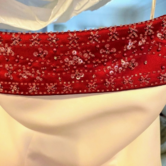 David's Bridal:RED AND WHITE WEDDING DRESS w/ONE BRIDESMAID AND TWO FLOWER GIRL - Picture 5 of 16